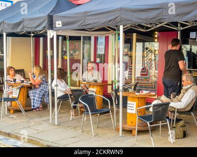 Dotty ist ein Café in Staithes High Street angepasst Sitz Kunden außerhalb während der Coronavirus-Pandemie Stockfoto