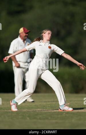 Weibliche Cricket-Spieler Bowling, Dorset, England. Stockfoto