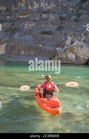 Comstock, TX 15. November 2008: Kajakfahrerin erkundet einen abgelegenen Teil des Pecos River in Val Verde County, TX, während einer Kajakfahrt im Herbst in den Südwesten von Texas. ©Bob Daemmrich Stockfoto