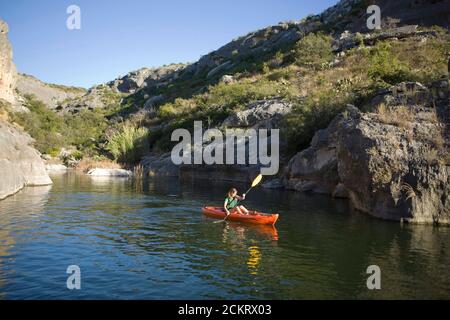 Comstock, TX 15. November 2008: Kajakfahrerin erkundet einen abgelegenen Teil des Pecos River in Val Verde County, TX, während einer Kajakfahrt im Herbst in den Südwesten von Texas. ©Bob Daemmrich Stockfoto