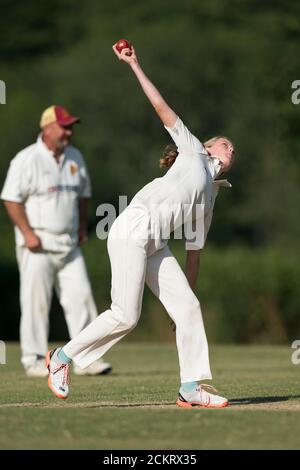 Weibliche Cricket-Spieler Bowling, Dorset, England. Stockfoto