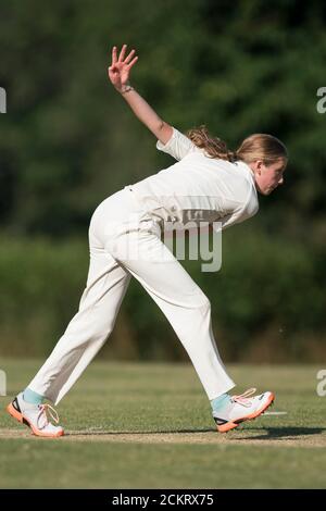 Weibliche Cricket-Spieler Bowling, Dorset, England. Stockfoto