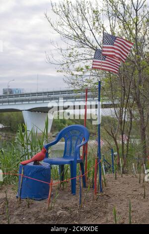 Laredo, TX 21. Februar 2009: US-Flaggen und Kreationen eines lokalen Künstlers begrüßen die Besucher auf einem Weg zwischen den internationalen Brücken in der Innenstadt von Laredo. Das Gebiet ist seit langem ein Weg für illegale Einwanderer, die den Fluss von Mexiko in die Vereinigten Staaten überqueren, doch verstärkte Grenzschutzmaßnahmen drosseln den illegalen Verkehr. ©Bob Daemmrich Stockfoto