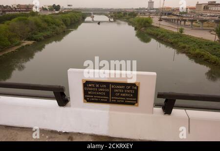 Laredo, TX 20. Februar 2009 die Grenze der Vereinigten Staaten zu Mexiko, vom Zentrum der International Bridge #2 über dem Rio Grande River aus gesehen, mit Blick nach Westen in der Innenstadt von Laredo, TX. Nuevo Laredo, Tamaulipas, Mexiko, befindet sich auf der linken Seite. ©Bob Daemmrich Stockfoto