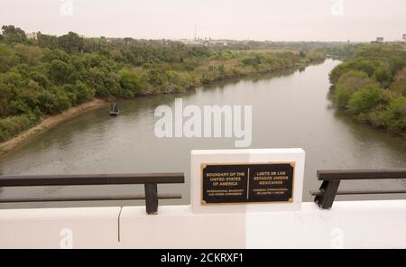 Laredo, TX 20. Februar 2009 die Grenze der Vereinigten Staaten zu Mexiko, vom Zentrum der International Bridge #2 über dem Rio Grande River aus gesehen, mit Blick nach Westen in der Innenstadt von Laredo, TX. Nuevo Laredo, Tamaulipas, Mexiko, befindet sich auf der rechten Seite. ©Bob Daemmrich Stockfoto