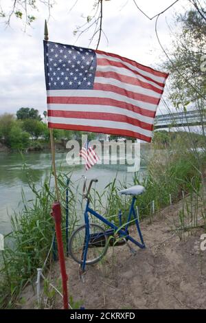 Laredo, TX 21. Februar 2009: US-Flaggen und Kreationen eines lokalen Künstlers begrüßen die Besucher auf einem Weg zwischen den internationalen Brücken in der Innenstadt von Laredo. Das Gebiet ist seit langem ein Weg für illegale Einwanderer, die den Fluss von Mexiko in die Vereinigten Staaten überqueren, doch verstärkte Grenzschutzmaßnahmen drosseln den illegalen Verkehr. ©Bob Daemmrich Stockfoto