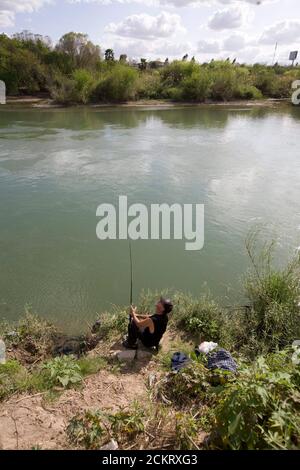 Laredo, TX USA, 19. Februar 2009: Fischer in der Innenstadt von Laredo versuchen, Wels im schlammigen und flachen Rio Grande River zu fangen. ©Bob Daemmrich Stockfoto