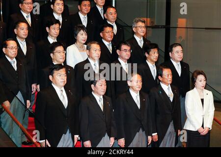 (200916) -- TOKIO, 16. September 2020 (Xinhua) -- Japans neuer Premierminister Yoshihihide Suga (C, Front) posiert nach der ersten Kabinettssitzung in Tokio, Japan, am 16. September 2020 für ein Gruppenfoto mit seinen Kabinettsmitgliedern. (Rodrigo Reyes Marin/Pool via Xinhua) Quelle: Xinhua/Alamy Live News Stockfoto