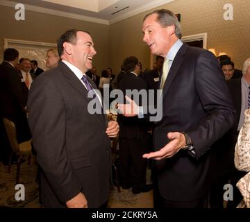 Austin, TX 24. November 2008: Der ehemalige Gouverneur von Arkansas, Mike Huckabee (l.), erscheint vor kurzem bei einem Fondsanfond der Republikaner in Texas mit LT. Gov. David Dewhurst (r) als Huckabee behält seinen Namen im öffentlichen Auge für einen möglichen 2012-Lauf für ein nationales Amt. ©Bob Daemmrich Stockfoto