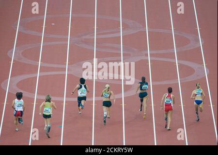 Peking, China 13. September 2008: Tag 8 des sportlichen Wettkampfes bei den Paralympischen Spielen in Peking 2008 zeigt das T44 (Amputees) Finale der Frauen auf 100 Metern mit (l bis r), Maya Nakanishi aus Japan, Astrad Hofte aus Deutschland, Juan Wang aus China, Grün aus Deutschland, April Holmes aus den Vereinigten Staaten, Andrea Scherney aus Österreich und Marie-Amelie le fur aus Frankreich. Holmes gewann die Goldmedaille. ©Bob Daemmrich Stockfoto