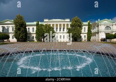 Brunnen im Hinterhof des Präsidentenpalastes in der Altstadt von Vilnius, Litauen Stockfoto