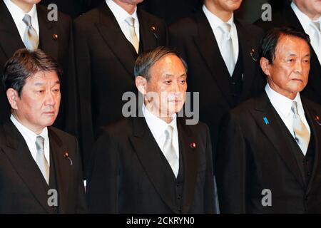 (200916) -- TOKIO, 16. September 2020 (Xinhua) -- Japans neuer Premierminister Yoshihihide Suga (C) posiert nach der ersten Kabinettssitzung in Tokio, Japan, am 16. September 2020 für ein Gruppenfoto mit seinen Kabinettsmitgliedern. (Rodrigo Reyes Marin/Pool via Xinhua) Quelle: Xinhua/Alamy Live News Stockfoto