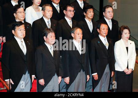 (200916) -- TOKIO, 16. September 2020 (Xinhua) -- Japans neuer Premierminister Yoshihihide Suga (C, Front) posiert nach der ersten Kabinettssitzung in Tokio, Japan, am 16. September 2020 für ein Gruppenfoto mit seinen Kabinettsmitgliedern. (Rodrigo Reyes Marin/Pool via Xinhua) Quelle: Xinhua/Alamy Live News Stockfoto