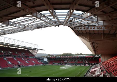 Gesamtansicht des Stadions vor dem Carabao Cup-Spiel in der zweiten Runde zwischen Bristol City und Northampton Town am Ashton Gate in Bristol. Stockfoto