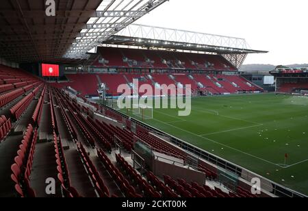 Gesamtansicht des Stadions vor dem Carabao Cup-Spiel in der zweiten Runde zwischen Bristol City und Northampton Town am Ashton Gate in Bristol. Stockfoto