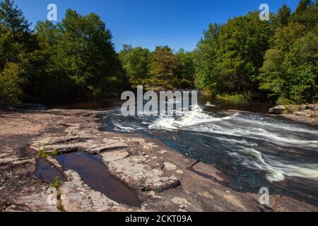 Warnertown Falls ist eine niedrige anmutige Kaskade entlang Tobyhanna Creek in Pennsylvania Pocono Mountains. Stockfoto