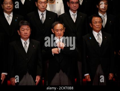 (200916) -- TOKIO, 16. September 2020 (Xinhua) -- Japans neuer Premierminister Yoshihihide Suga (C, Front) führt seine Kabinettsminister an, während sie sich auf eine Fotosession am offiziellen Wohnsitz des Premierministers in Tokio, Japan, am 16. September 2020 vorbereiten. (Issei Kato/Pool via Xinhua) Quelle: Xinhua/Alamy Live News Stockfoto