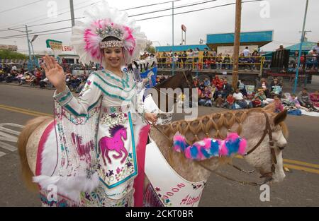 Laredo, TX 22. Februar, 2009:112. Jährliche Washington's Birthday-Feier-Parade zum Gedenken an den ersten Präsidenten der Vereinigten Staaten in der Innenstadt von Laredo; Teenager Mitglieder der , zeigen den Rat der Prinzessin Pocahontas in aztekischen Kostümen, die in der Parade zu Pferd reiten. ©Bob Daemmrich Stockfoto