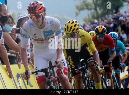 Tadej Pogacar von UEA Emirates und Primoz Roglic vom Team Jumbo - Visma während der Tour de France 2020, Radrennen Etappe 16, La Tour-Du-Pin - Villard- Stockfoto