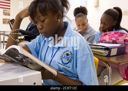 Dallas, Texas, 1. Oktober 2008: Schüler der neunten Klasse besuchen Kurse an einer Early College High School, an der die Schüler schriftlich versprechen, alle Klassen zu bestehen und nach dem Abschluss ein zwei- oder vierjähriges College zu besuchen. Studenten der Englischklasse lesen und studieren Ian McEwans 'Buße'. ©Bob Daemmrich Stockfoto