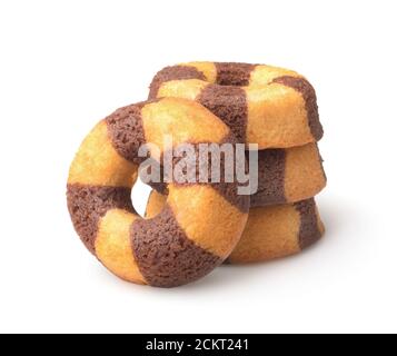 Stapel von Schokolade Banane Biskuit Kuchen isoliert auf weiß Stockfoto