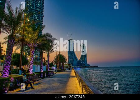 Lusail, Doha Katar, Ritz Carlton Hotel mit Zig Zag Turm mit Brunnen Sonnenuntergang Blick Stockfoto