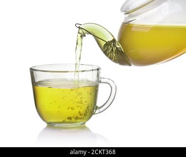 Tee Gießen von Teekanne in Glas Tasse isoliert in weiß Stockfoto