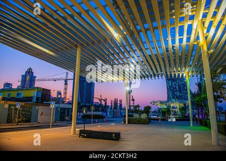 Lusail, Doha Katar, Ritz Carlton Hotel mit Zig Zag Turm mit Brunnen Sonnenuntergang Blick Stockfoto