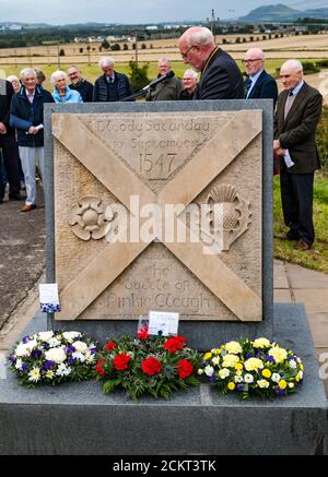 David Stillie hielt eine Rede bei der Gedenkfeier der Schlacht von Pinkie Cleugh auf dem Schlachtfeld-Denkmal, East Lothian, Schottland, Großbritannien Stockfoto