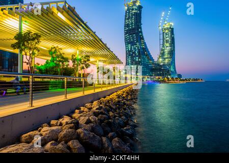 Lusail, Doha Katar, Ritz Carlton Hotel mit Zig Zag Turm mit Brunnen Sonnenuntergang Blick Stockfoto