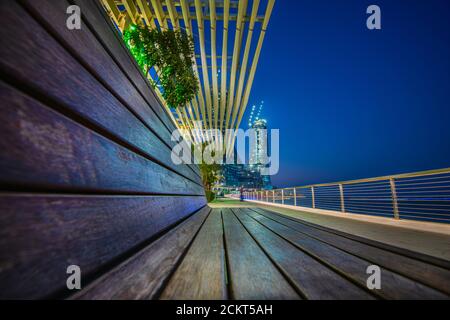 Lusail, Doha Katar, Ritz Carlton Hotel mit Zig Zag Turm mit Brunnen Sonnenuntergang Blick Stockfoto