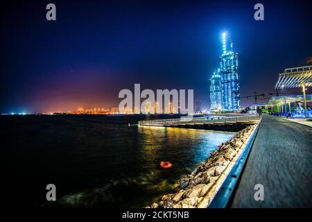 Lusail, Doha Katar, Ritz Carlton Hotel mit Zig Zag Turm mit Brunnen Sonnenuntergang Blick Stockfoto