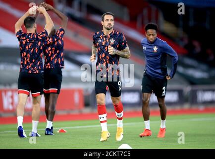 Southampton's Danny ings (Mitte) erwärmt sich auf dem Spielfeld vor dem Beginn des zweiten Carabao Cup-Spiels im St Mary's Stadium in Southampton. Stockfoto