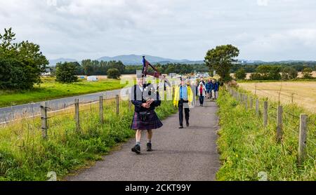 Ein Pfeifer führt eine Prozession bei der Schlacht von Pinkie Cleugh Gedenkfeier von der A1 Schlachtfeld-Website, East Lothian, Schottland, Großbritannien Stockfoto