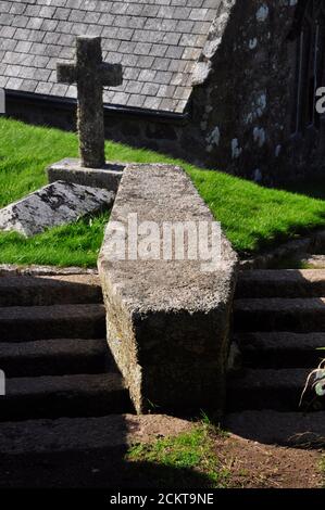 Der Sargstein, über dem Granitrindgitter in den Friedhof der Kirche St. Levan, auf dem Fußweg von Rospletha, Porthcurno bei Penzance in Mais Stockfoto