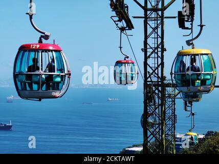 Hongkong, China. Juni 2020. Datei Foto mit einem Handy aufgenommen zeigt Touristen, die Seilbahnen im Ocean Park in Hong Kong, Südchina, 15. Juni 2020. Hong Kongs ikonischer Themenpark Ocean Park sagte am Dienstag, dass er am Freitag wieder in Betrieb gehen wird, nachdem er wegen des COVID-19-Ausbruchs für mehr als zwei Monate wieder vorübergehend geschlossen wurde. Quelle: Wang Shen/Xinhua/Alamy Live News Stockfoto