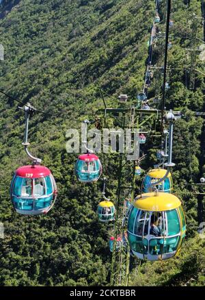 Hongkong, China. Juni 2020. Datei Foto mit einem Handy aufgenommen zeigt Touristen, die Seilbahnen im Ocean Park in Hong Kong, Südchina, 15. Juni 2020. Hong Kongs ikonischer Themenpark Ocean Park sagte am Dienstag, dass er am Freitag wieder in Betrieb gehen wird, nachdem er wegen des COVID-19-Ausbruchs für mehr als zwei Monate wieder vorübergehend geschlossen wurde. Quelle: Wang Shen/Xinhua/Alamy Live News Stockfoto