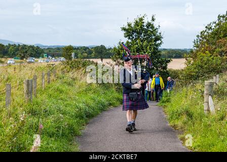 Ein Pfeifer führt eine Prozession bei der Schlacht von Pinkie Cleugh Gedenkfeier von der A1 Schlachtfeld-Website, East Lothian, Schottland, Großbritannien Stockfoto