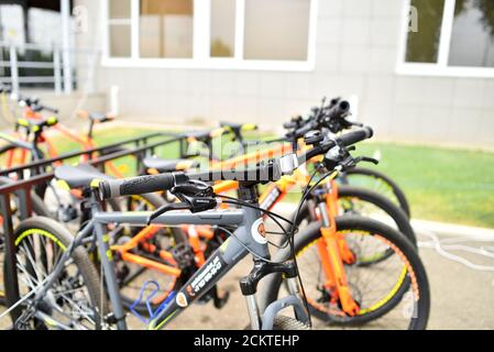 Astrachan, Russland - 07.29.2020: Fahrradverleih und Parkplatz Stockfoto