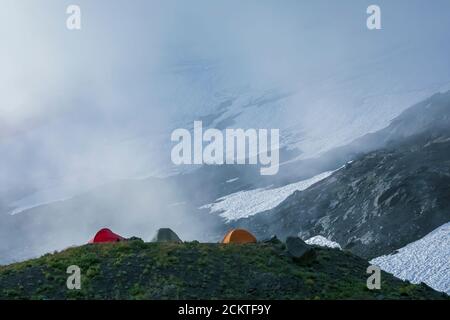 Tentsite, die von Kletterern und Rucksacktouristen im Hogsback Camp am Heliotrope Ridge unterhalb des Mount Baker, Mount Baker-Snoqualmie National Forest, Washington S, genutzt wird Stockfoto