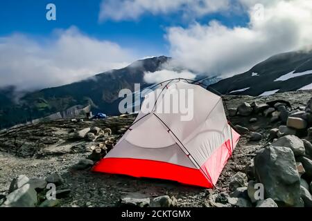 Tentsite, die von Kletterern und Rucksacktouristen im Hogsback Camp am Heliotrope Ridge unterhalb des Mount Baker, Mount Baker-Snoqualmie National Forest, Washington S, genutzt wird Stockfoto