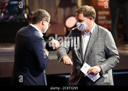 Hamburg, Deutschland. September 2020. Carsten Brosda (SPD, r), Senator für Kultur und Medien in Hamburg, und Wolfgang Schmidt (SPD), Staatssekretär im Bundesministerium der Finanzen, begrüßen sich bei der Eröffnung des Reeperbahn Festivals im Operettenhaus auf der Reeperbahn. Das Reeperbahn Festival wurde am Mittwochabend im Zuge der Corona-Pandemie in Hamburg eröffnet. Zahlreiche namhafte Persönlichkeiten aus Kultur, Unterhaltung, Medien und Politik nahmen an der Show "Doors Open" im Operettenhaus Teil. Quelle: Christian Charisius/dpa/Alamy Live News Stockfoto