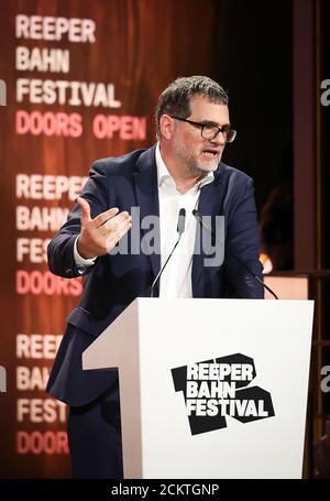 Hamburg, Deutschland. September 2020. Wolfgang Schmidt (SPD), Staatssekretär im Bundesministerium der Finanzen, spricht bei der Eröffnung des Reeperbahn Festivals im Operettenhaus auf der Reeperbahn. Das Reeperbahn Festival wurde am Mittwochabend im Zuge der Corona-Pandemie in Hamburg eröffnet. Zahlreiche namhafte Persönlichkeiten aus Kultur, Unterhaltung, Medien und Politik nahmen an der Show "Doors Open" im Operettenhaus Teil. Quelle: Christian Charisius/dpa/Alamy Live News Stockfoto