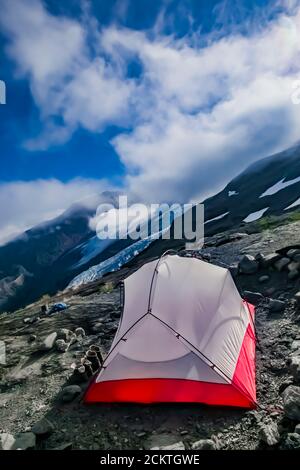 Tentsite, die von Kletterern und Rucksacktouristen im Hogsback Camp am Heliotrope Ridge unterhalb des Mount Baker, Mount Baker-Snoqualmie National Forest, Washington S, genutzt wird Stockfoto