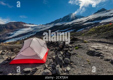 Tentsite, die von Kletterern und Rucksacktouristen im Hogsback Camp am Heliotrope Ridge unterhalb des Mount Baker, Mount Baker-Snoqualmie National Forest, Washington S, genutzt wird Stockfoto