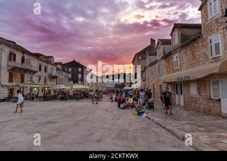 Hvar/ Kroatien-7. August 2020: Erstaunlicher Sommeruntergang vor dem nahenden Sturm über Hvar Stadt in Adria, Luxus-Reiseziel beliebt Stockfoto