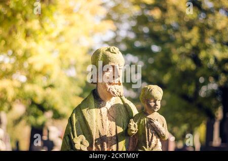 Steinstatuen zwischen Gräbern auf dem Friedhof Stockfoto