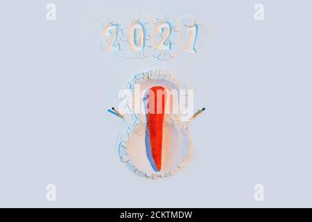 Ein Schneemann aus Mehl mit Karotten und Streichhölzern. Neujahrskonzept Postkarte 2021 Stockfoto