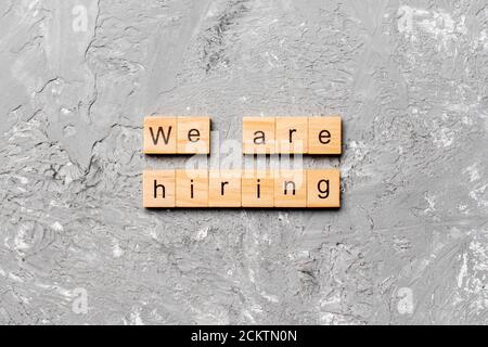 Wir stellen Wort geschrieben auf Holzblock. Wir stellen Text auf Zement-Tabelle für Ihr Design, Draufsicht Konzept. Stockfoto