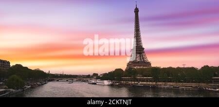 Sonnenuntergang über dem Eiffelturm und der seine in Paris, Frankreich. Stockfoto